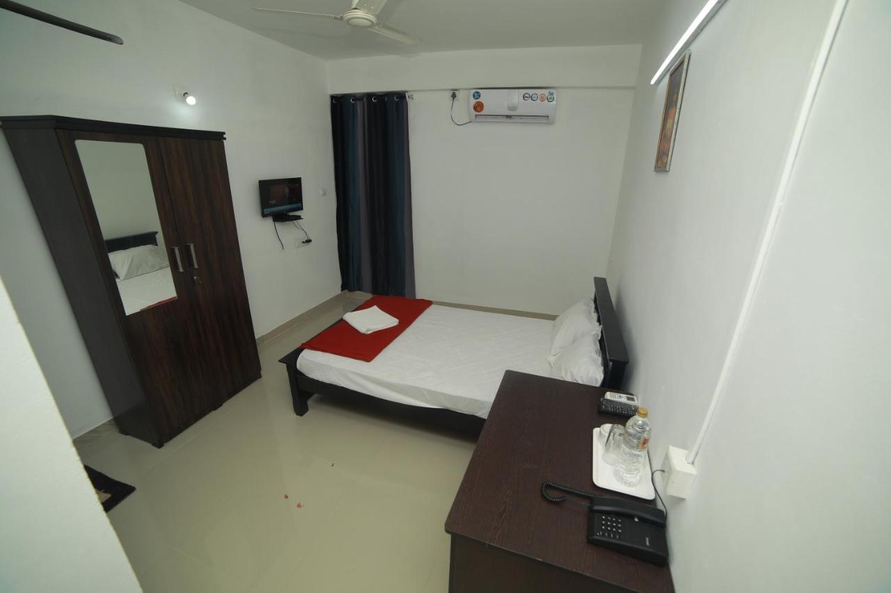 Meghna Residency Hotel Thiruvananthapuram Екстериор снимка